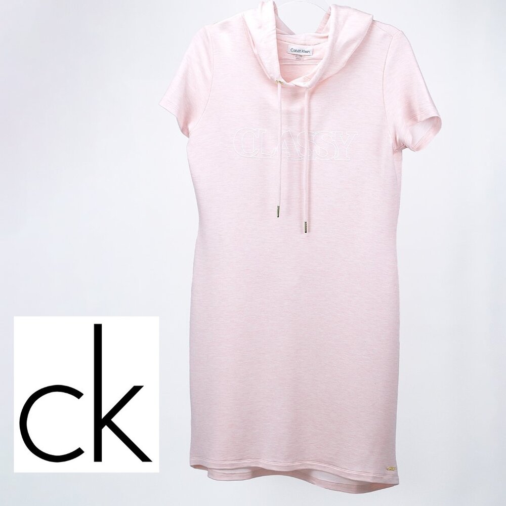 CALVIN KLEIN | LIGHT PINK HOODED DRESS | WHITE GRAPHIC LOGO FRONT